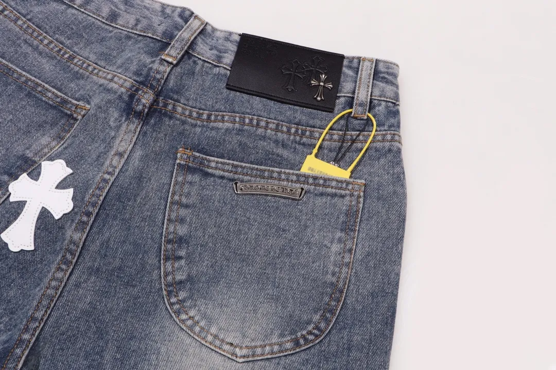 P250 style number: H432 Chrome Hearts CH Chrome Hearts heavy industry damaged ripped high street jeans exude uninhibited personality and unique charm. Every wear and tear is carefully designed to present a unique artistic feel. Made of imported denim fabric, which has undergone heavy industrial washing and destruction treatment, the trousers show a super cool effect on the upper body, allowing you to dominate the fashion stage.  This is more than just a pair of jeans, it is an expression of attitude. With its unique design concept and ultimate pursuit of details, Croxin breaks traditional boundaries and defines the jeans trend in the new era. The trousers are made of double-layer woven fabric and matched with customized hardware, showing an incomparably beautiful and unique style, making every wearer the focus of fashion. Imported denim fabric, super heavy-duty washed and damaged, the upper body is super cool! Customized hardware, incomparably good-looking model. The production process is difficult. It has a high-street feel. Color: blue Size: S M L XL XXL